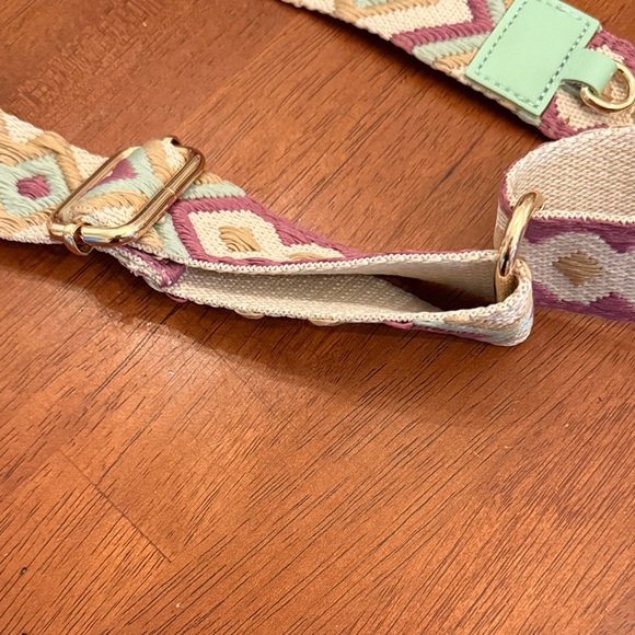 Geometric Patterned Phone Holder - Picture 6 of 7